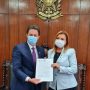 Presidente do Cofen entrega Carta de Florianópolis ao presidente do Senado pedindo apoio ao PL do Piso